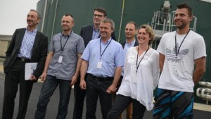 Xavier Manceau (SDMO Industries), Claude Sergent (GAEC du Millier), Alain Christien (Pdg de Maiveo), André Sergent (GAEC), Grégoire Deroo (directeur-général de Maiveo), Nicole Sergent