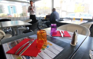 Le restaurant La Mère Rondel à Lamballe, où les mini CV sont sur les tables de la terrasse. - C. Allain / APEI / 20 Minutes