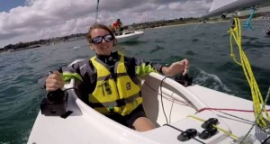 La start-up Splashelec a mis au point un joystick pour que les débutants et les personnes à mobilité réduite puissent barrer facilement le bateau