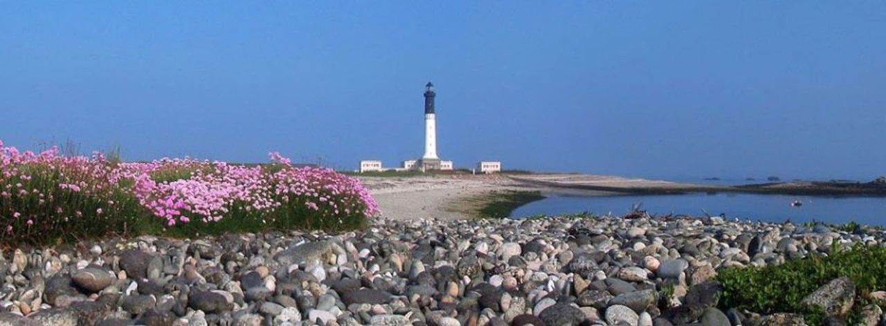 Transition énergétique de l’Ile de Sein : non, la Loi Littoral actuelle n’est pas responsable des blocages !