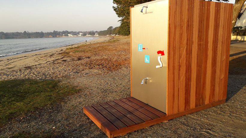 Gaëtan, une douche de plage autonome et qui recycle l’eau