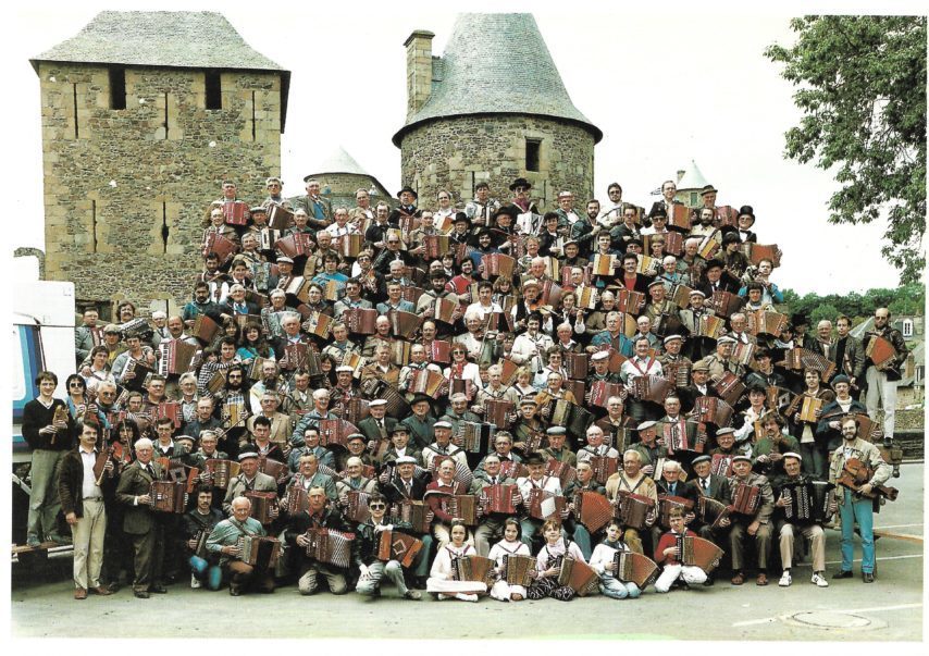 Il y a 40 ans, la bouèze sortait de l’oubli dans la salle de sports de Saint-Brice-en-Coglès