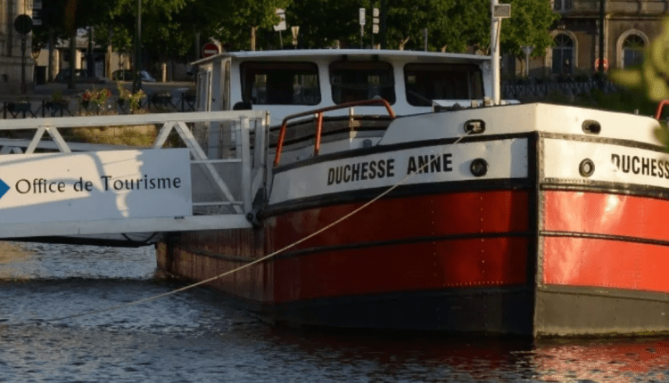 La péniche Duchesse Anne, le seul office du tourisme flottant de France, vogue à travers la Bretagne