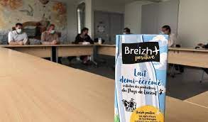 Des agriculteurs du pays de Lorient créent la marque de lait Breizh Positive