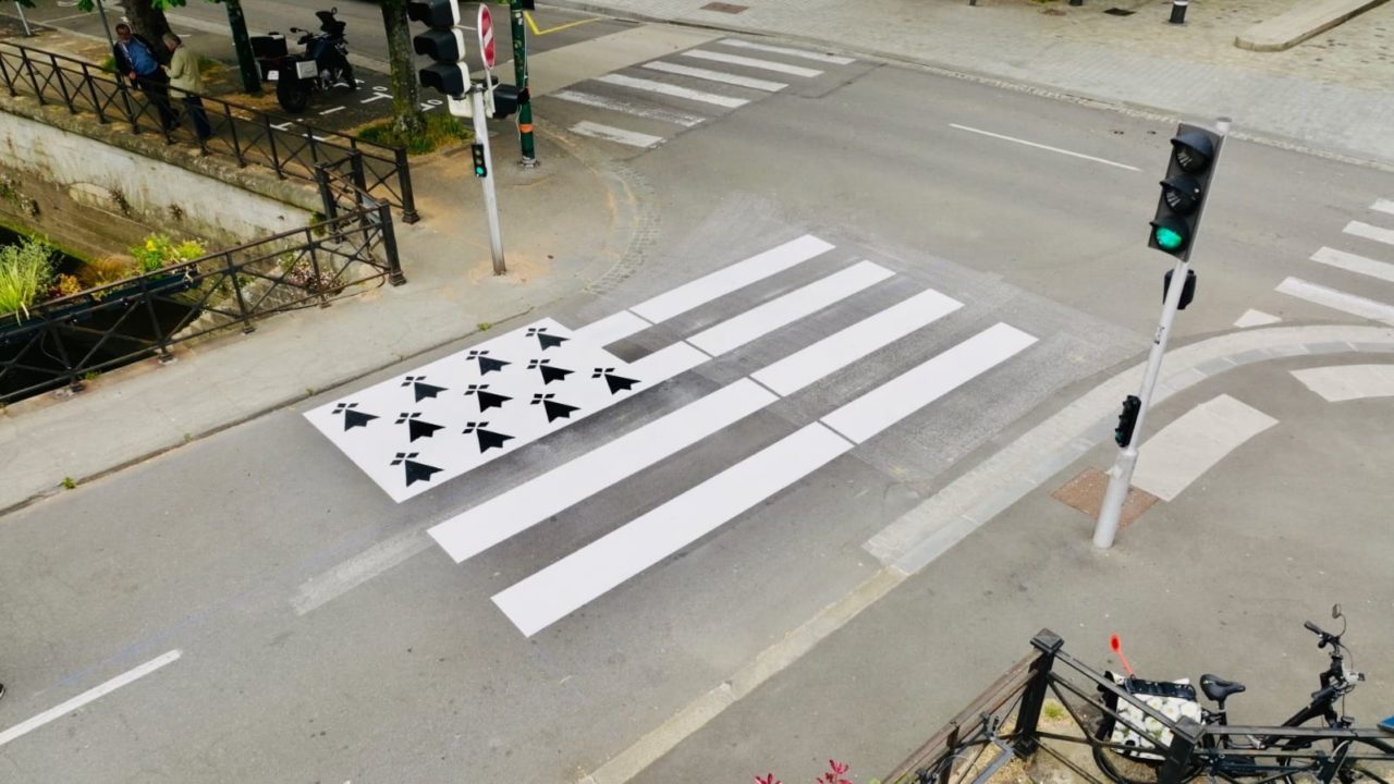 Un passage piéton en drapeau breton